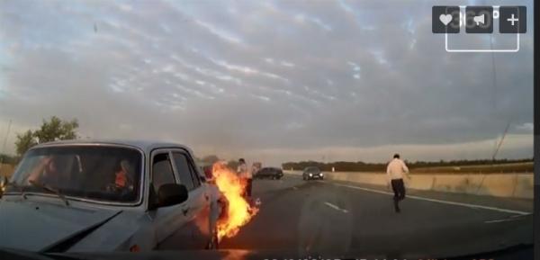 В Ингушетии на трассе «Кавказ» автомобиль «Волга» врезался в отбойник и загорелся